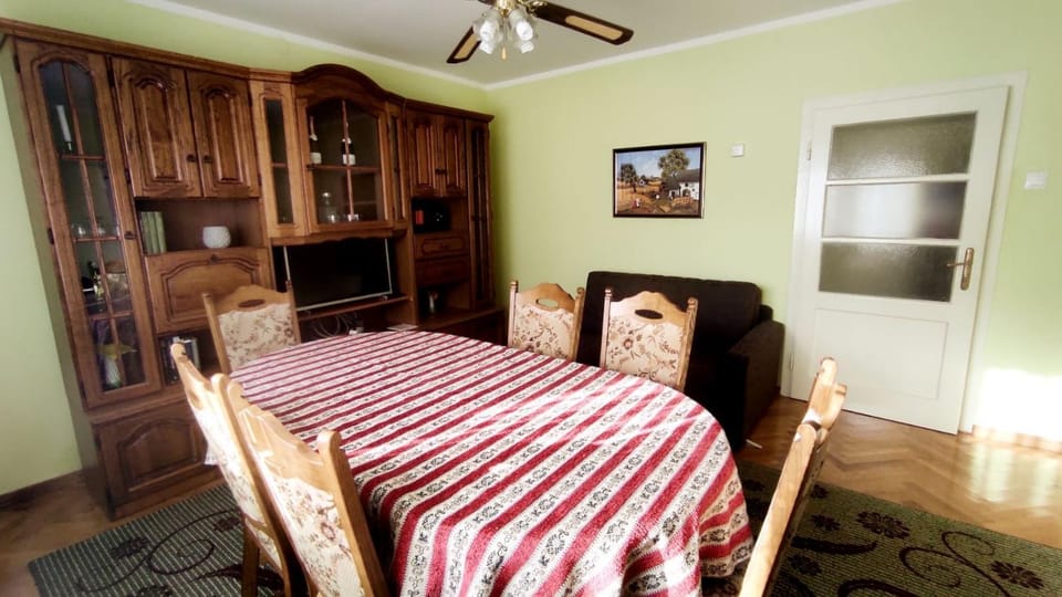 TV and multimedia, Living room, Seating area, Dining area, fireplace