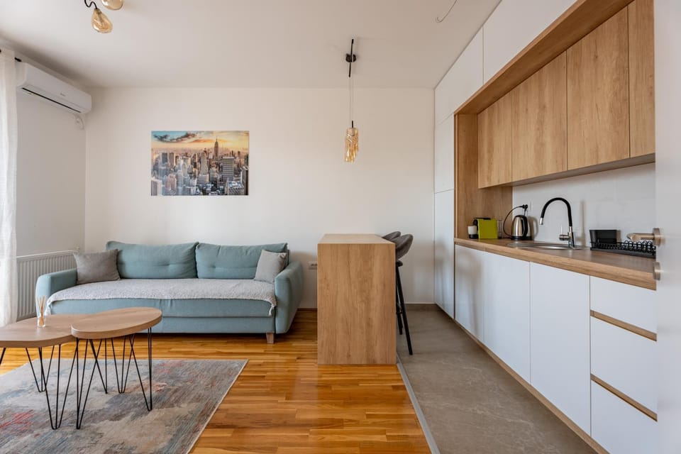 Coffee/tea facilities, Dining area, kitchen, air conditioner