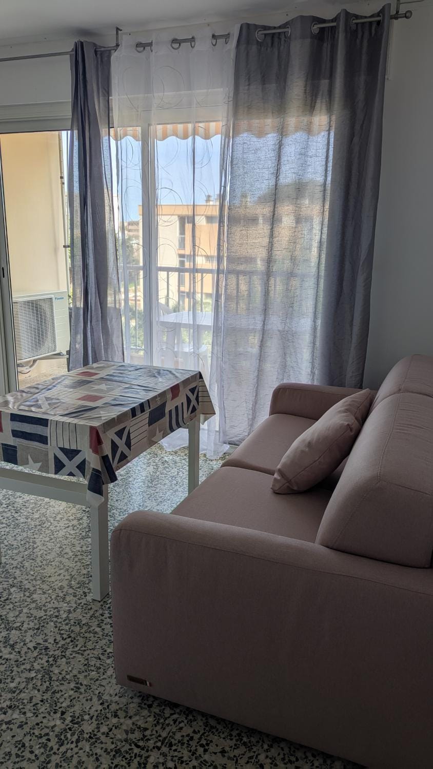 Studio climatisé avec coin nuit 150m de la plage Apartment in Le Lavandou