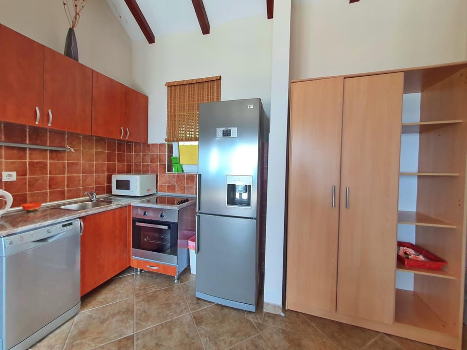 dishwasher, minibar, pet friendly, toaster