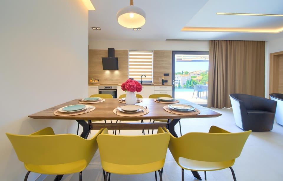 Kitchen or kitchenette, Living room, Seating area, Dining area