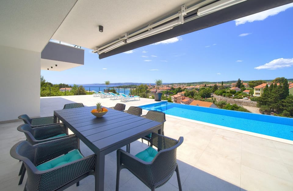 Patio, Day, Natural landscape, View (from property/room), Balcony/Terrace, Balcony/Terrace, Dining area, Pool view, Swimming pool, Swimming pool, sunbed