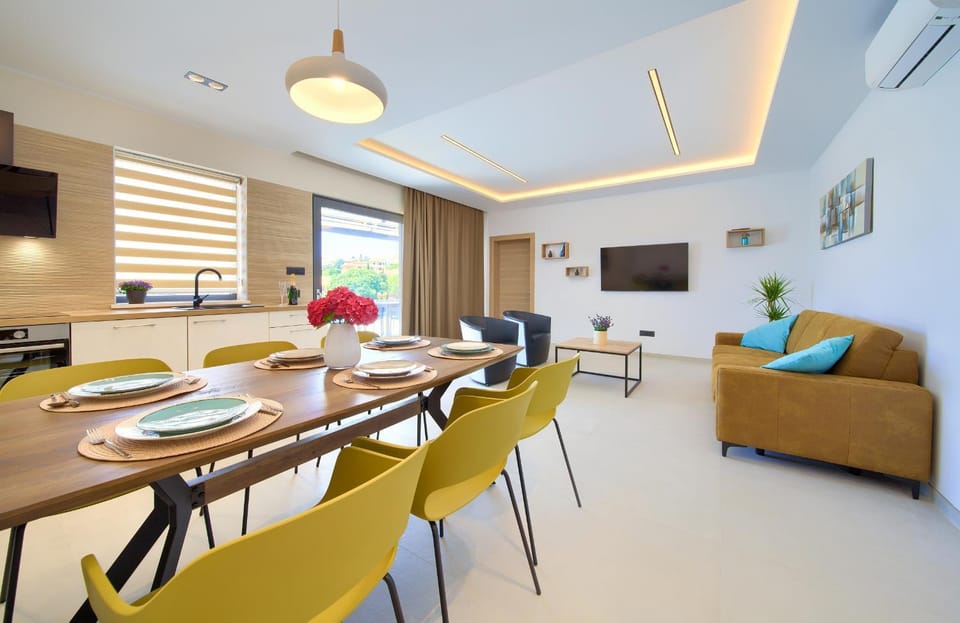 Communal lounge/ TV room, TV and multimedia, Kitchen or kitchenette, Living room, Seating area, Dining area, Evening entertainment