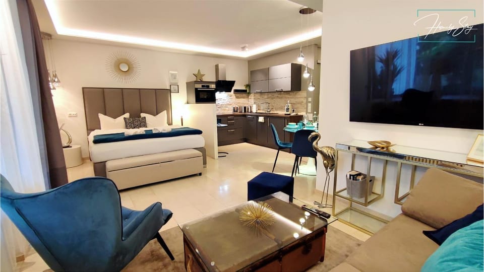 Bed, TV and multimedia, Kitchen or kitchenette, Living room, Seating area, Dining area, Bedroom