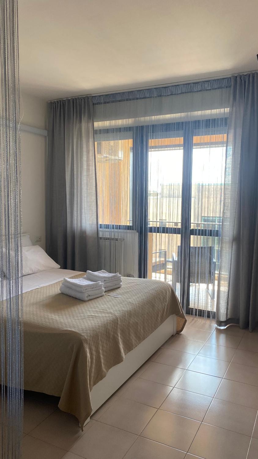 Bed, Balcony/Terrace, Photo of the whole room, Bedroom