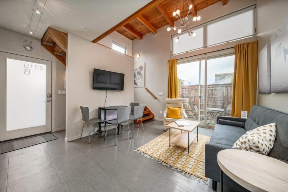 #StayInMyDistrict Buckman Bright Spacious Townhome House in Portland