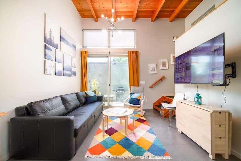 #StayInMyDistrict Buckman Spacious Modern Rowhouse House in Portland