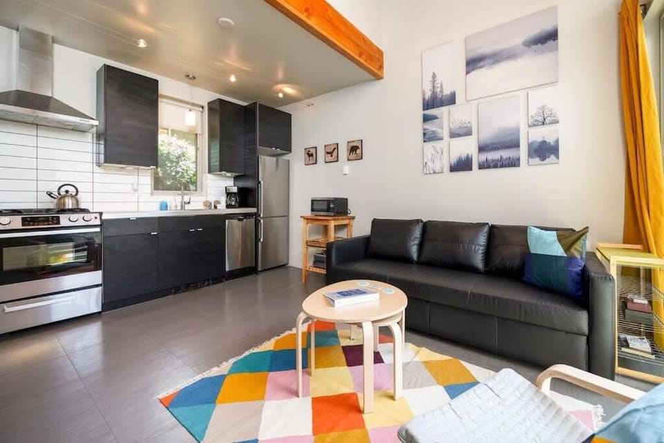 #StayInMyDistrict Buckman Spacious Modern Rowhouse House in Portland