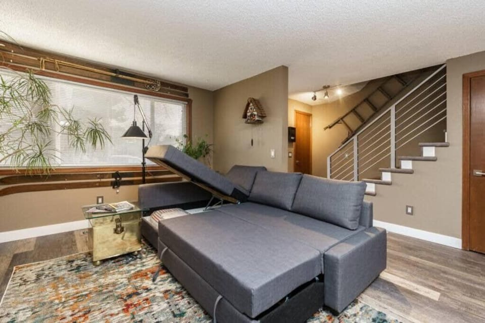 #StayInMyDistrict Eclectic Boise Townhouse near St Als House in Boise