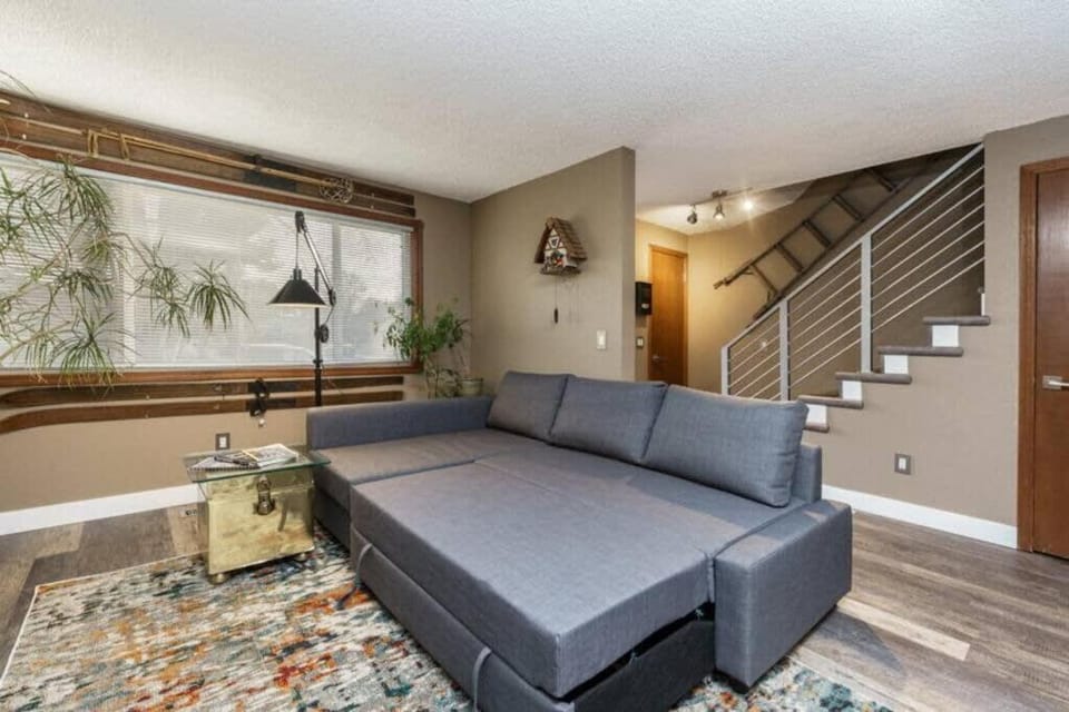 #StayInMyDistrict Eclectic Boise Townhouse near St Als House in Boise