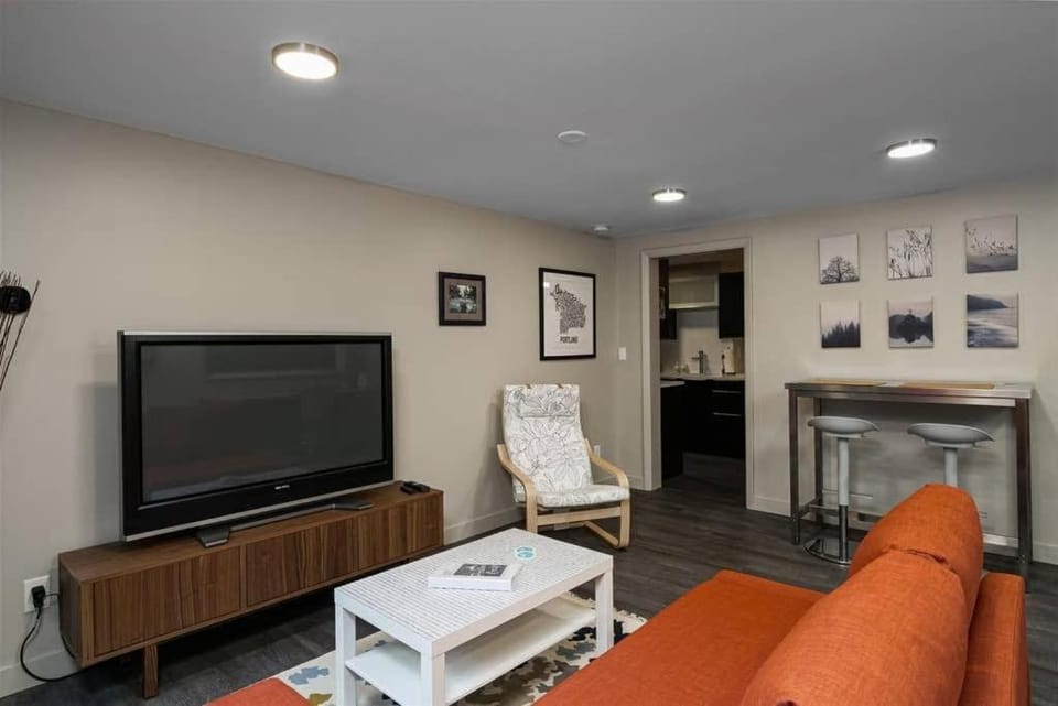 #StayInMyDistrict Multnomah Village Modern Retreat Apartment in Portland