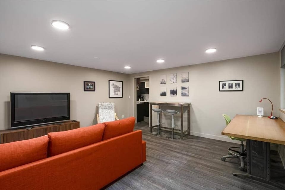 #StayInMyDistrict Multnomah Village Modern Retreat Apartment in Portland