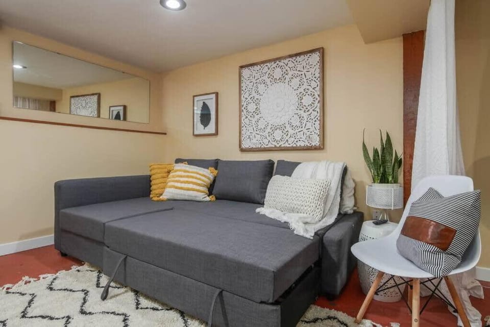 #StayInMyDistrict Woodlawn Eclectic -Walk to Dekum Apartment in Portland