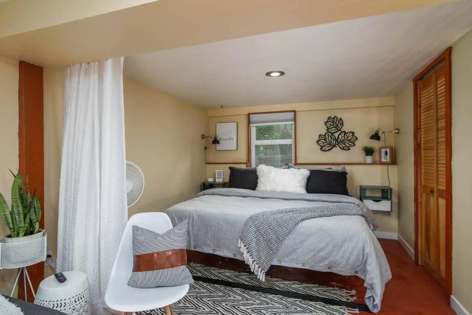 #StayInMyDistrict Woodlawn Eclectic -Walk to Dekum Apartment in Portland