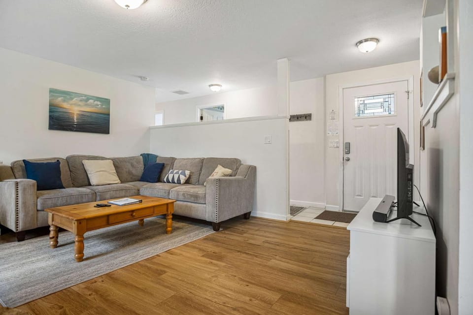#StayInMyDistrict Cozy Rockaway Beach Cottage House in Rockaway Beach