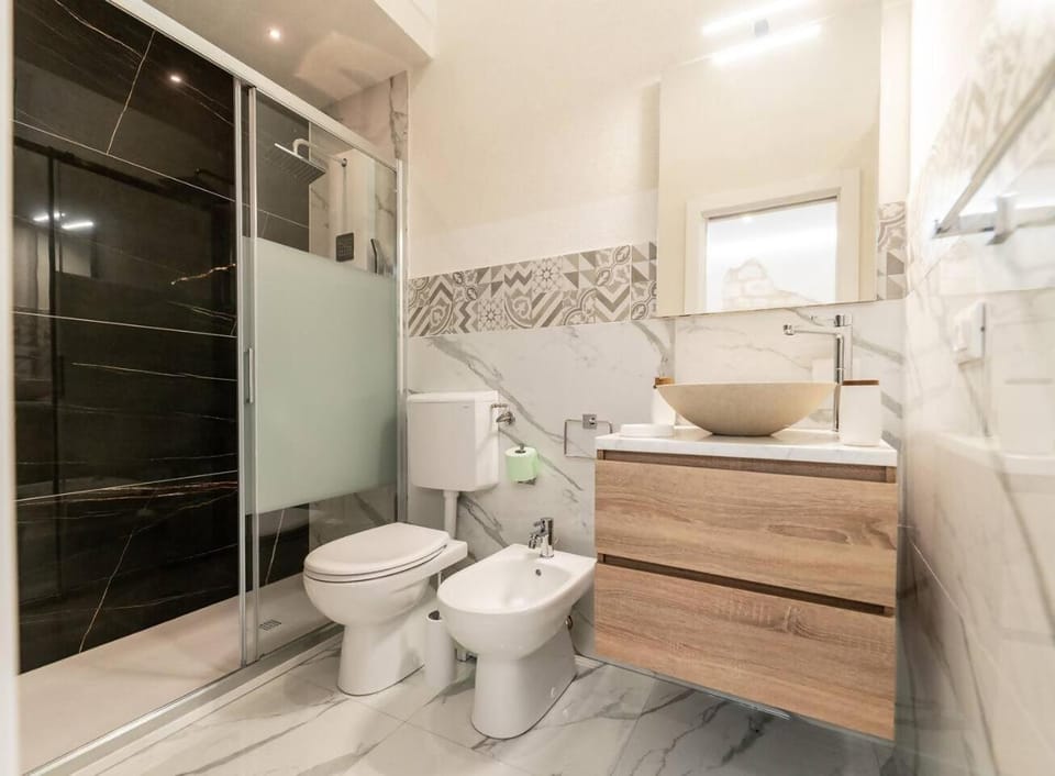 Shower, Toilet, Bathroom, bidet, towels