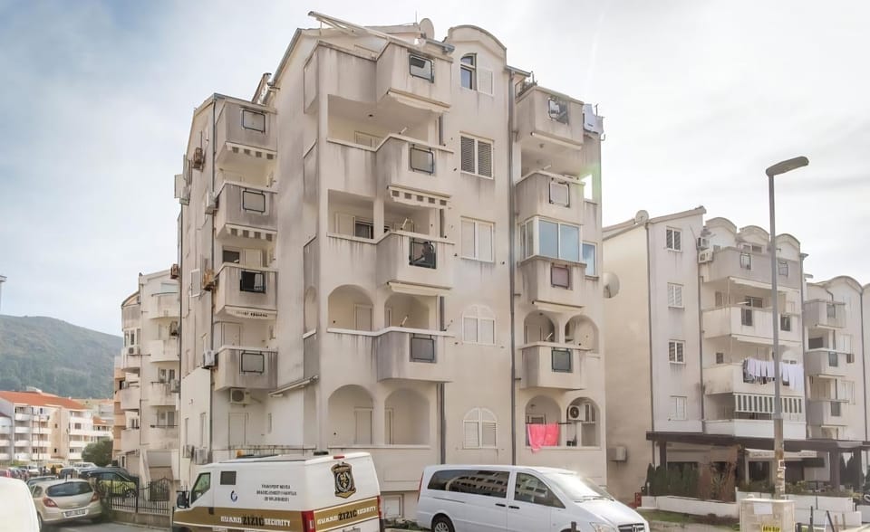 Property building, Neighbourhood, Location, Parking