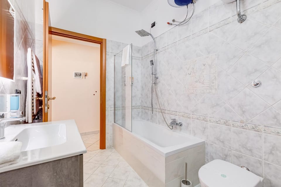 Shower, Toilet, Bathroom, Bath, towels