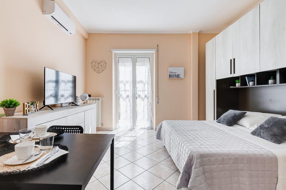 Bed, TV and multimedia, Kitchen or kitchenette, Living room, Photo of the whole room, Seating area, air conditioner
