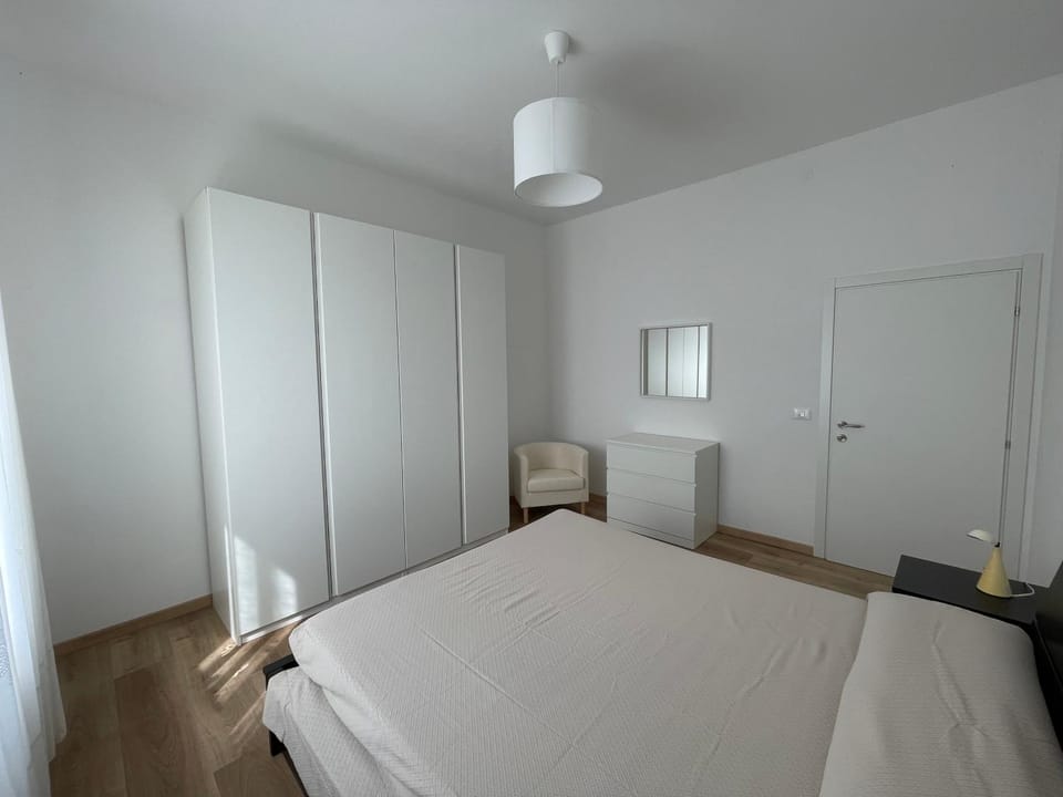 Bed, Photo of the whole room, wardrobe