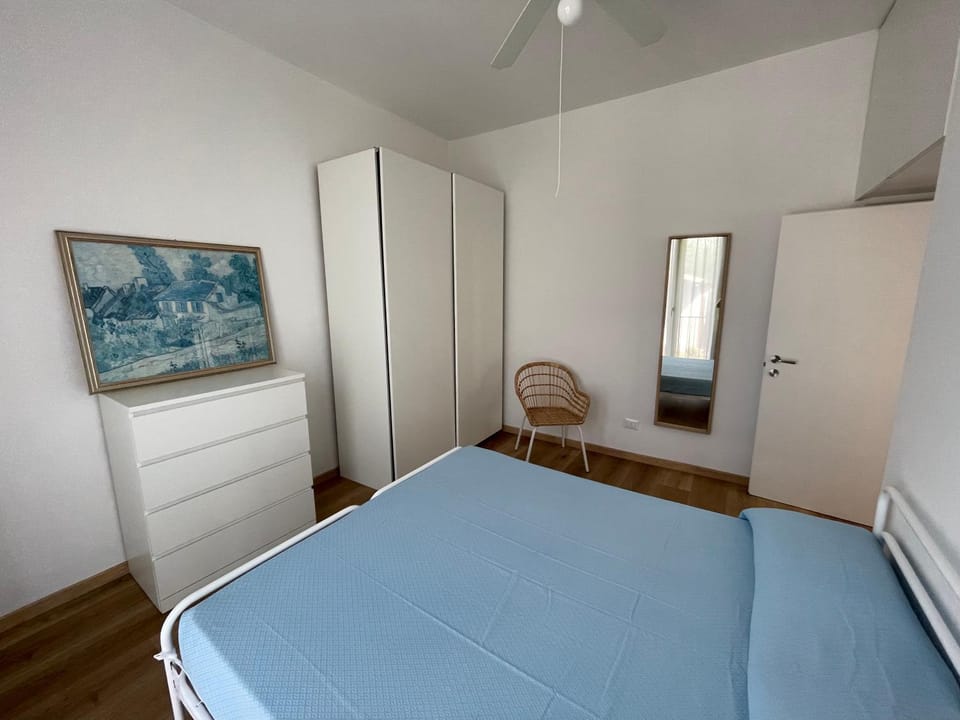 Bed, Photo of the whole room, wardrobe