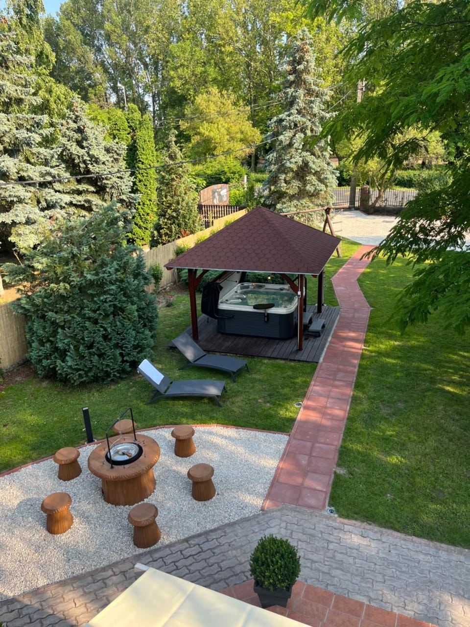 Property building, Natural landscape, Garden, Garden, View (from property/room), Inner courtyard view, sunbed