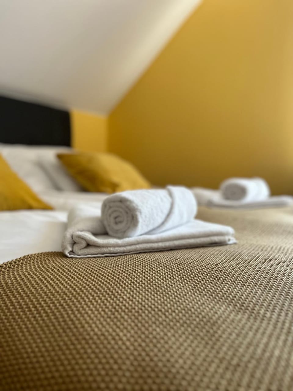 Bed, Bedroom, towels