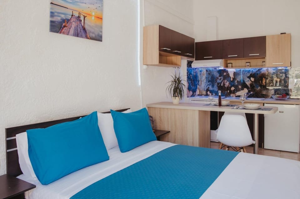 Bed, Kitchen or kitchenette, Bedroom