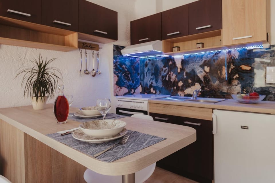 Kitchen or kitchenette, pet friendly, stove