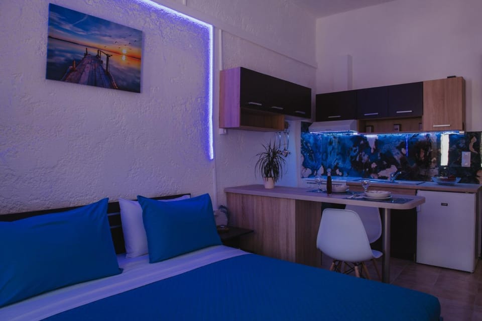 Bed, Kitchen or kitchenette, Bedroom, oven, stove