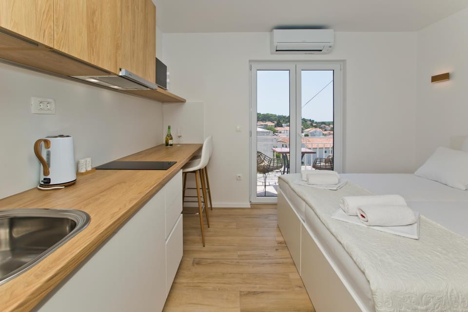 Kitchen or kitchenette, Dining area, air conditioner