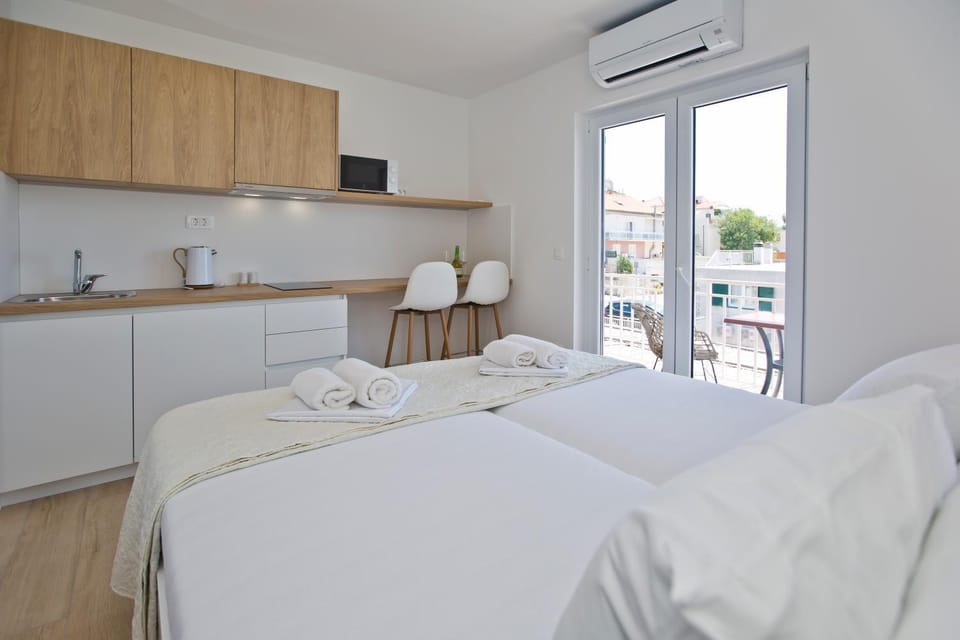 Kitchen or kitchenette, air conditioner