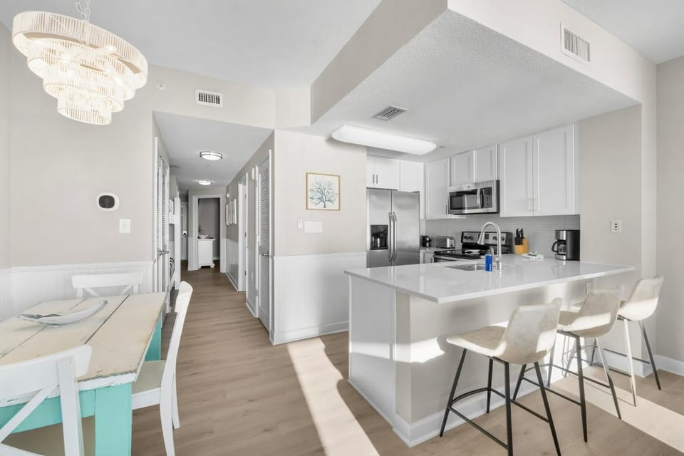 Kitchen or kitchenette, Photo of the whole room, Seating area, Dining area