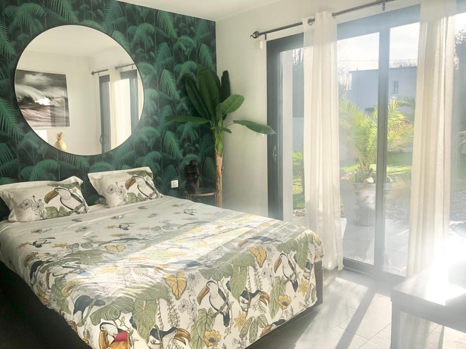 Bed, Photo of the whole room, Bedroom, Garden view