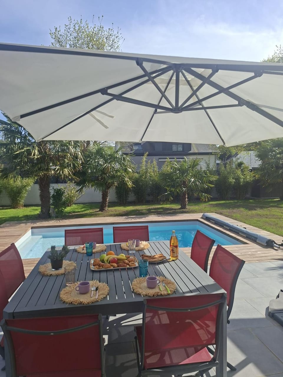 Patio, Dining area, Swimming pool