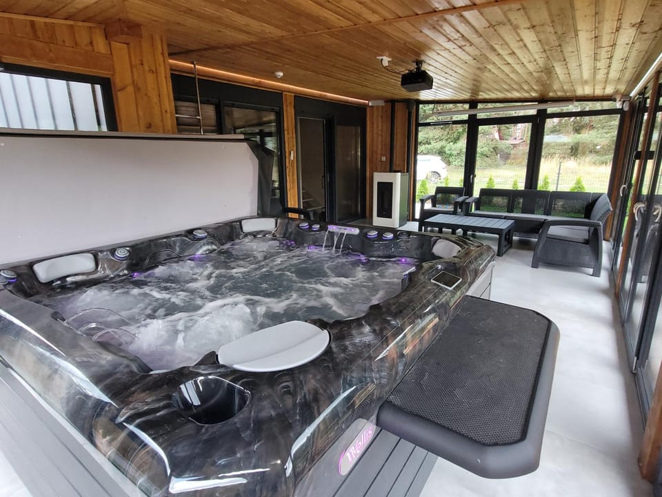 Hot Tub, Seating area