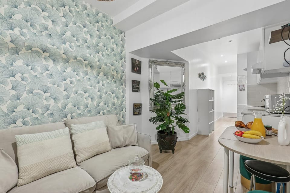 Kitchen or kitchenette, Seating area, Dining area, Food, oven, pet friendly, stove