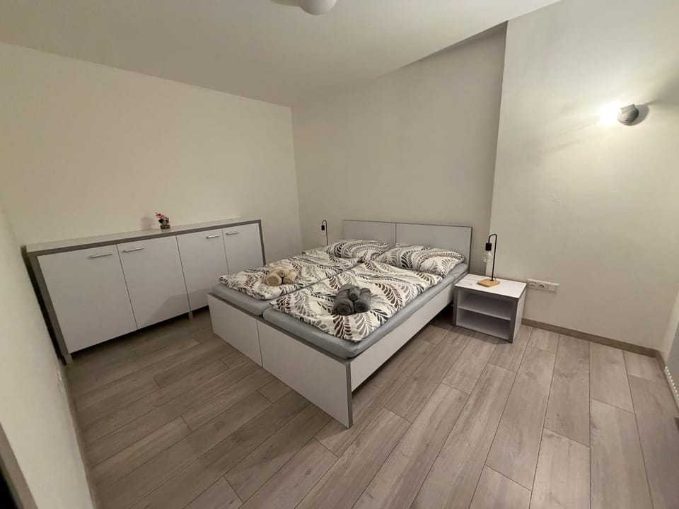 Photo of the whole room, towels