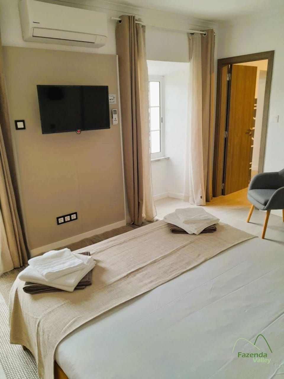 Bed, TV and multimedia, Bedroom, towels, air conditioner