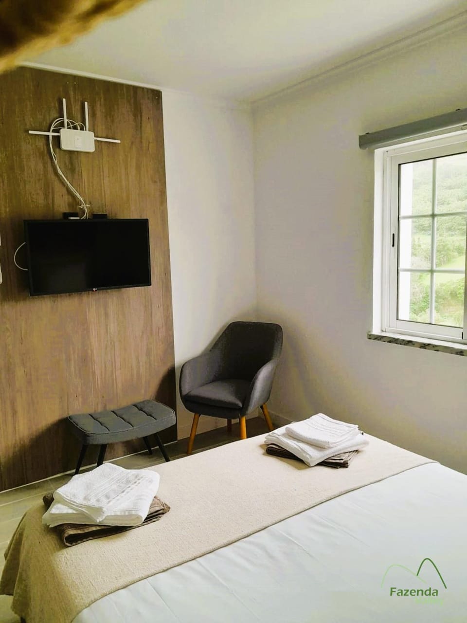 Bed, TV and multimedia, Bedroom, towels