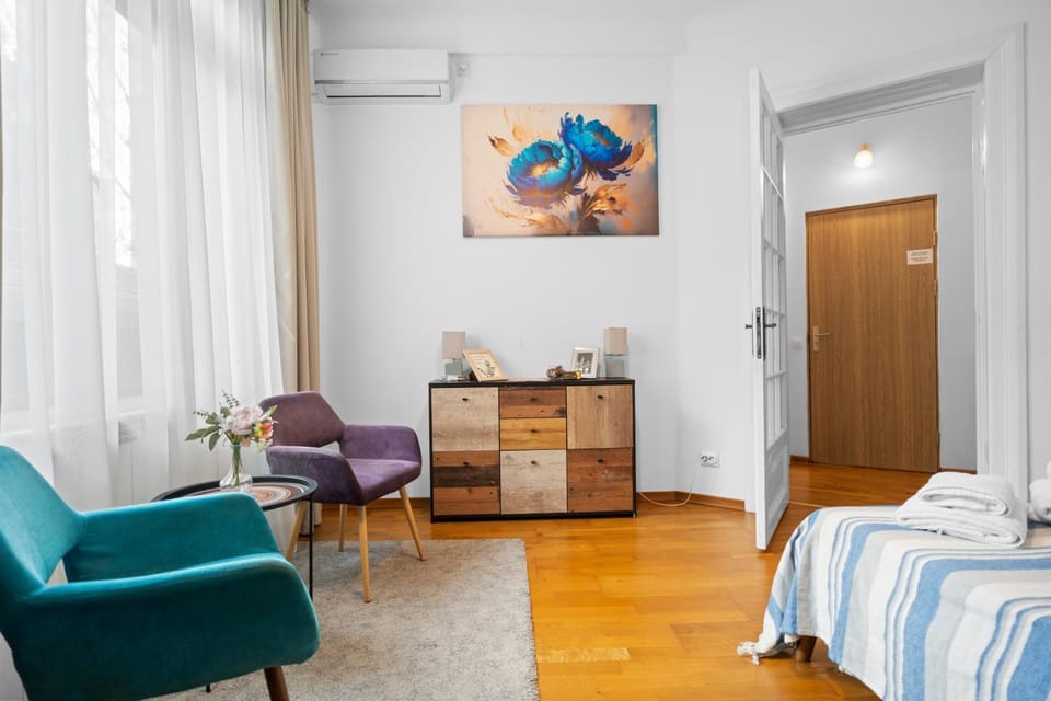 Bed, Seating area