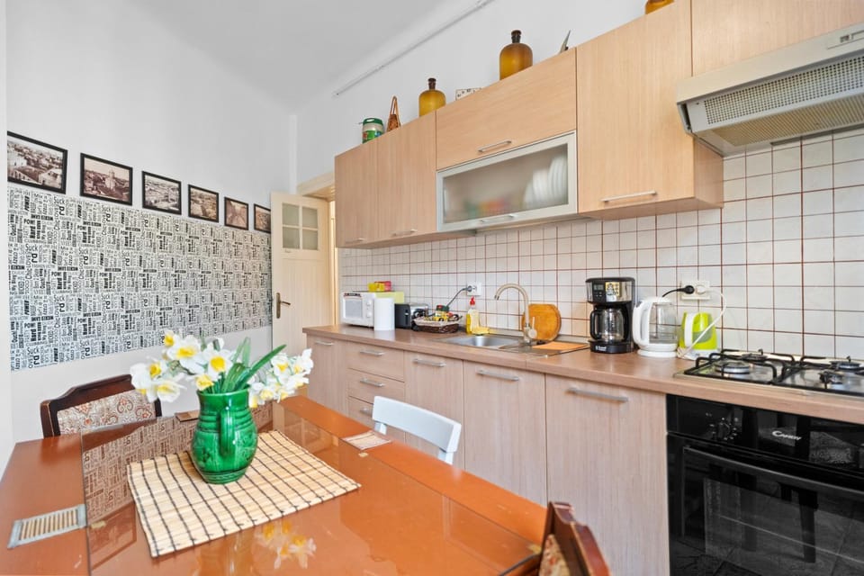 Coffee/tea facilities, Kitchen or kitchenette, Dining area, stove, toaster
