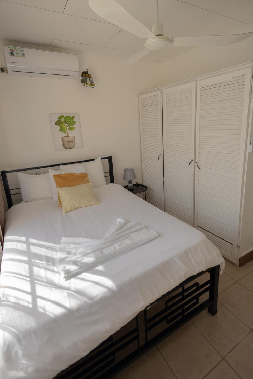 Bedroom, fireplace, air conditioner