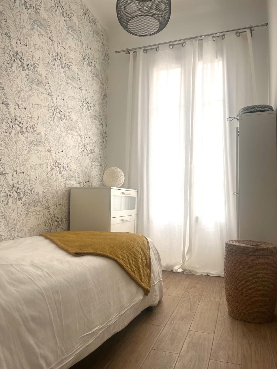 Photo of the whole room, Bedroom