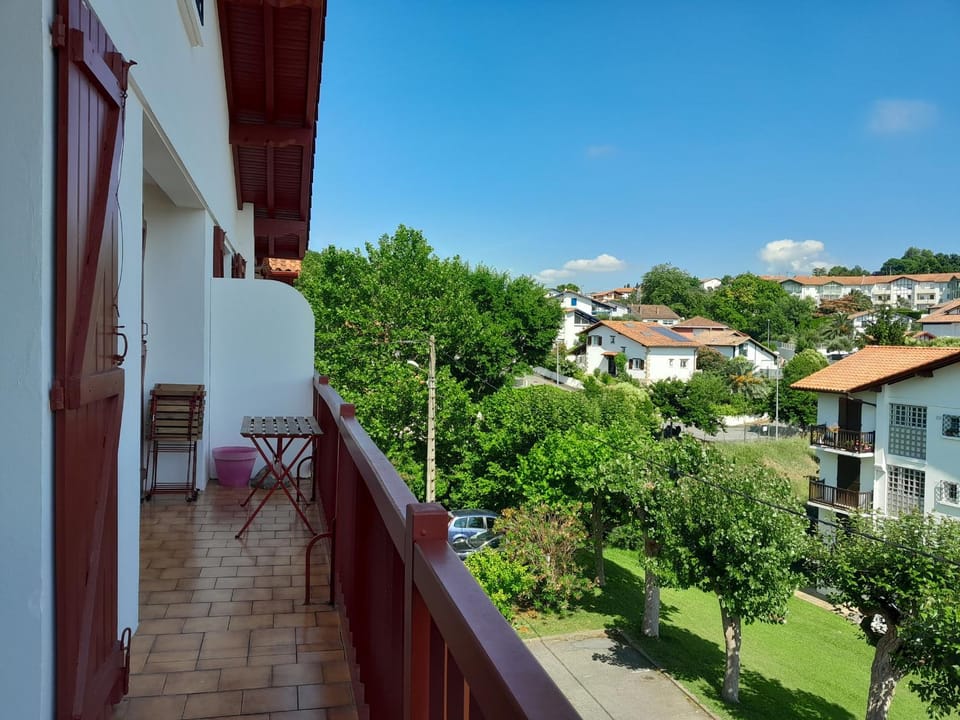 Spacieux T4 rénové à Hendaye, lumineux et calme, proche plage avec parking et WiFi. - FR-1-239-985 Apartment in Hendaye