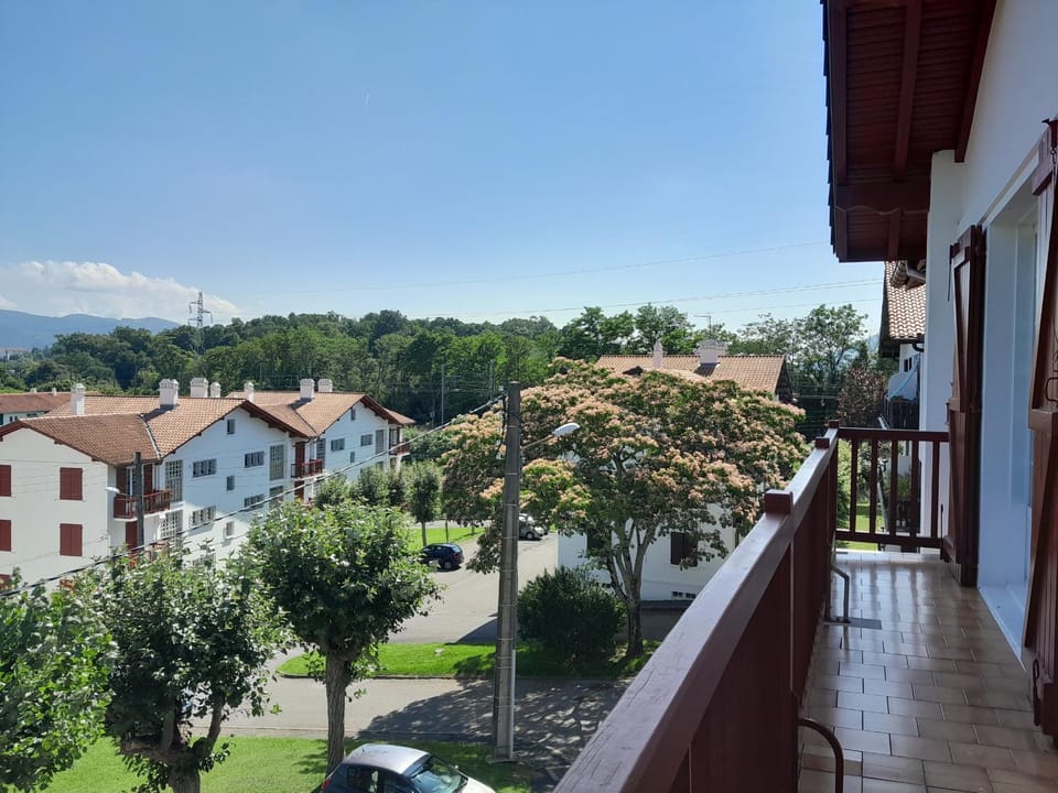 Spacieux T4 rénové à Hendaye, lumineux et calme, proche plage avec parking et WiFi. - FR-1-239-985 Apartment in Hendaye