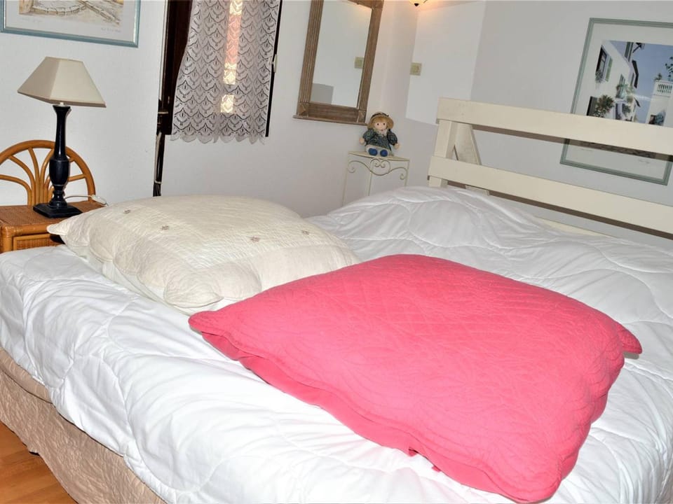 Studio mezzanine avec piscine, parking - 4 pers - Cavalaire - FR-1-226B-166 Apartment in Cavalaire-sur-Mer