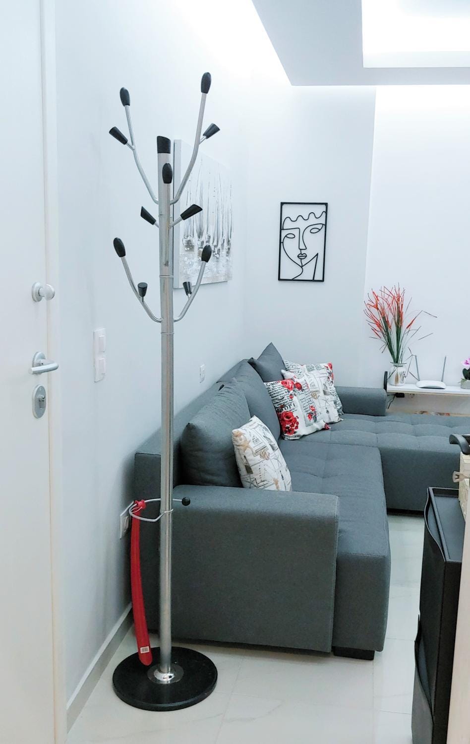 Facade/entrance, Living room, Seating area, Guests, hair dresser