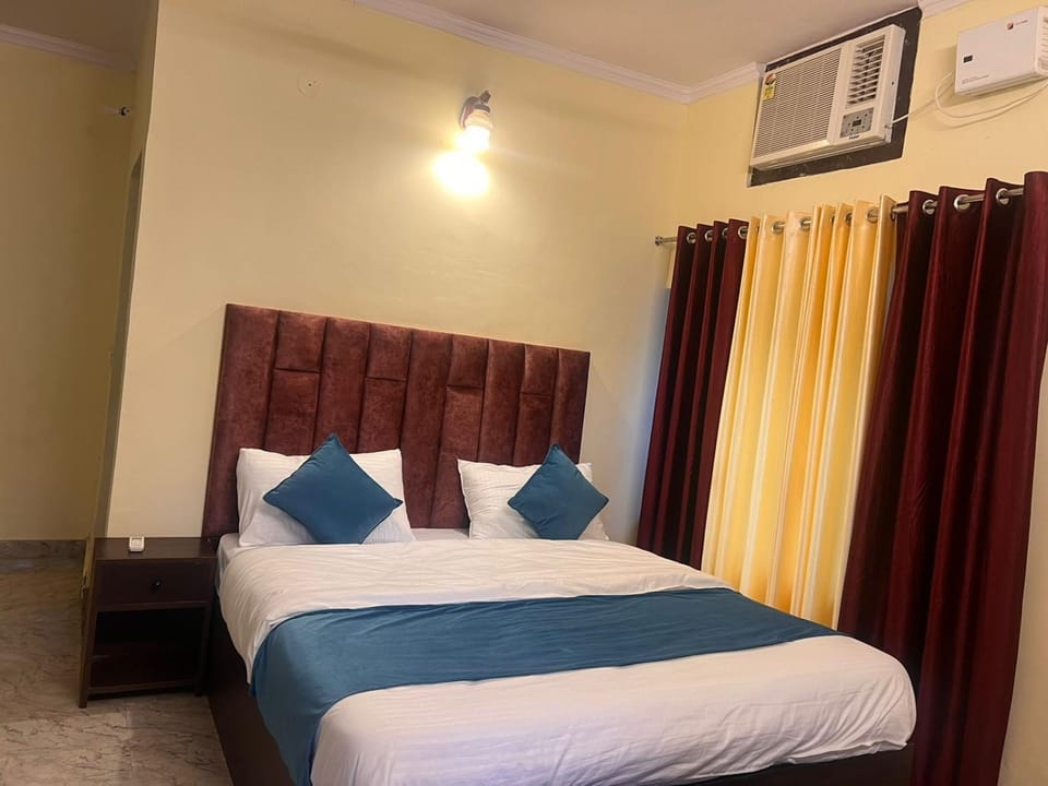 Photo of the whole room, air conditioner