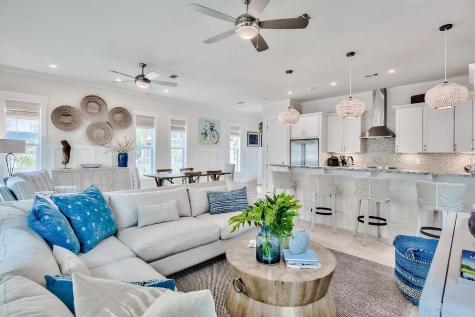 Kitchen or kitchenette, Living room, Seating area, Dining area, furniture